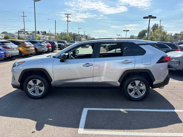 Used 2022 Toyota RAV4 LE AWD/4WD image 6