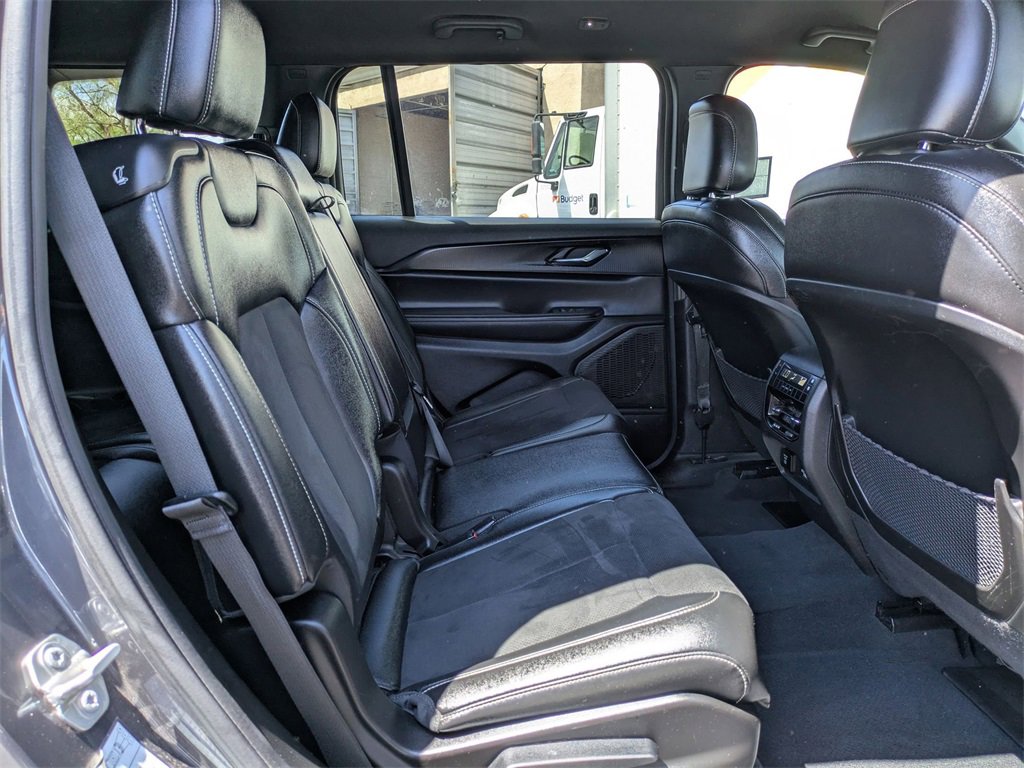 Used 2024 Jeep Grand Cherokee L Laredo image 32