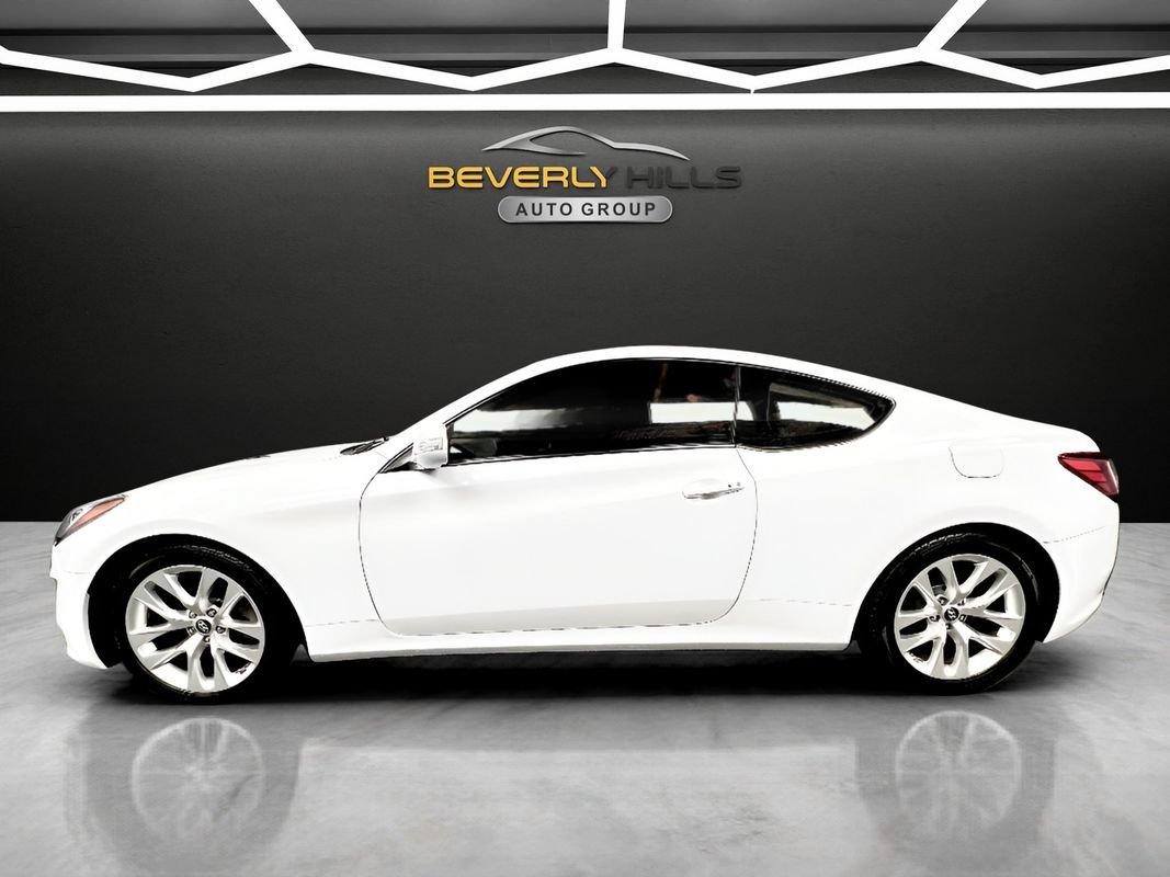 Used 2016 Hyundai Genesis 3.8 RWD image 2