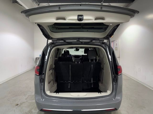 Used 2022 Chrysler Pacifica Touring-L FWD image 8