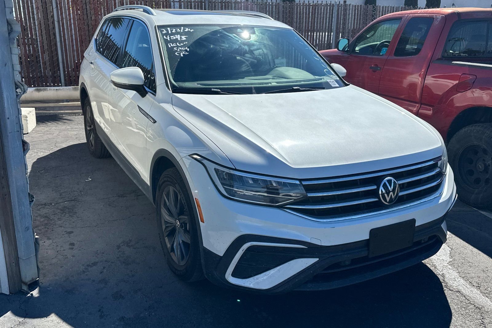 Used 2023 Volkswagen Tiguan SE w/ Panoramic Sunroof Package image 2