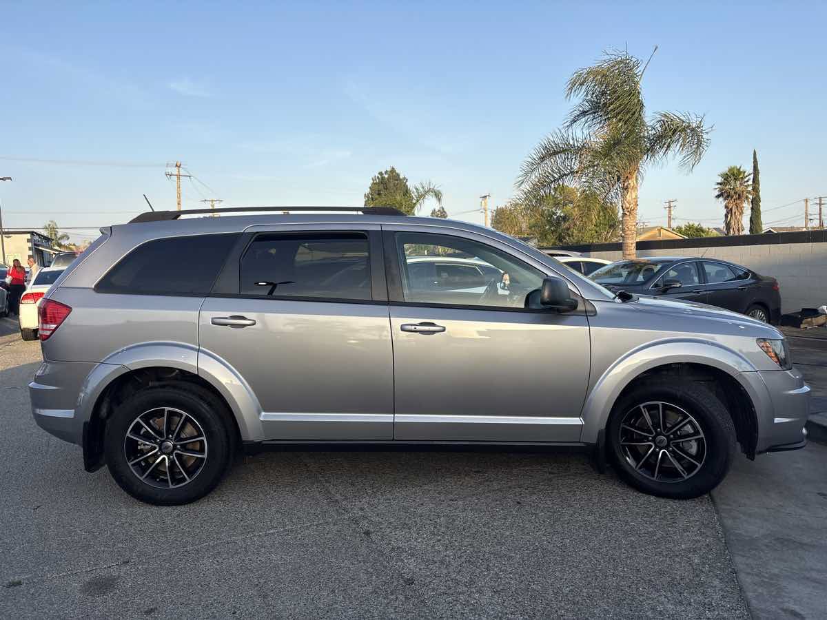 Used 2018 Dodge Journey SE w/ Blacktop Package FWD image 4