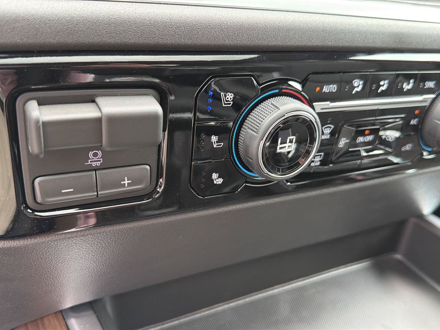 New 2026 Chevrolet Silverado 1500 High Country w/ High Country Premium Package AWD/4WD image 28