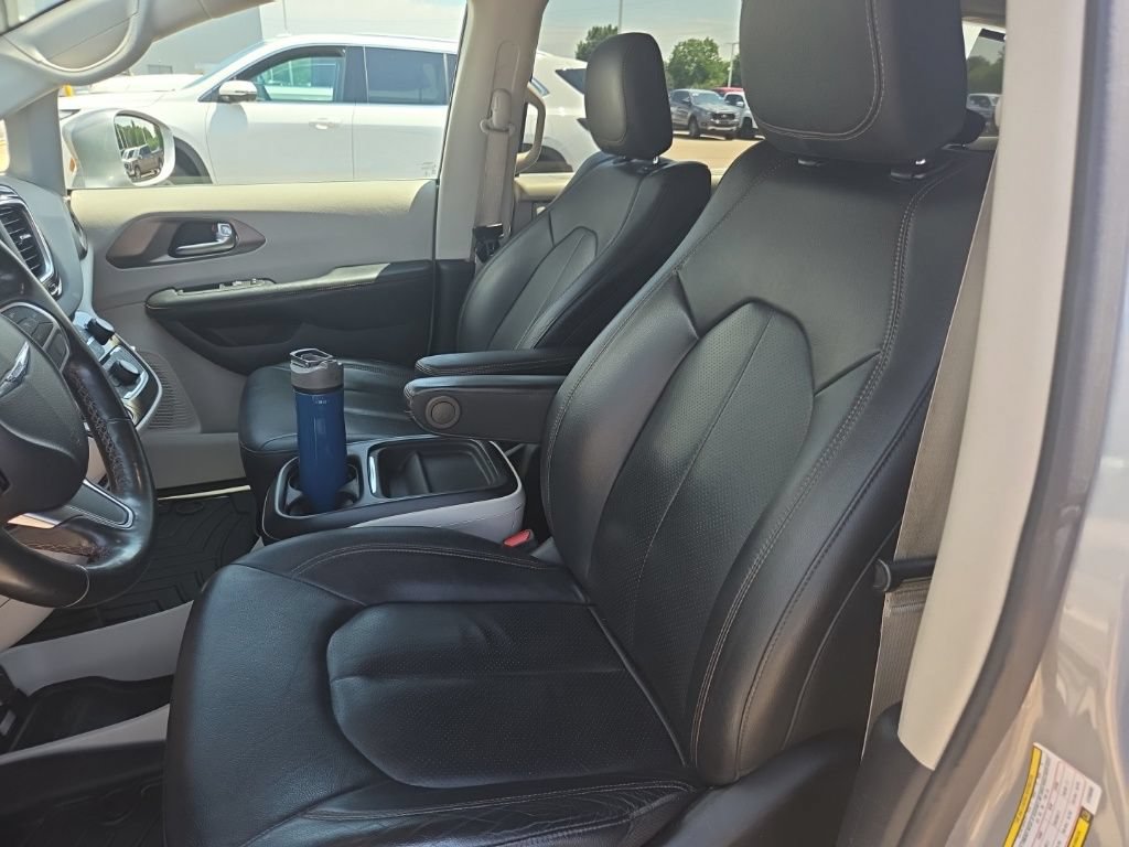 Used 2020 Chrysler Pacifica Touring-L FWD image 13