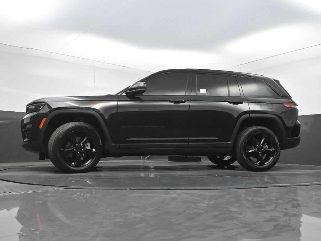 Used 2023 Jeep Grand Cherokee Limited w/ Black Appearance Package RWD image 33