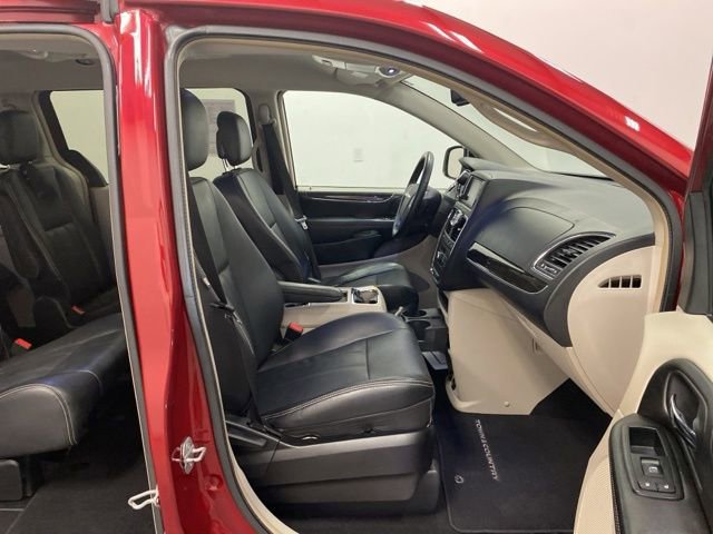 Used 2013 Chrysler Town & Country Touring image 23