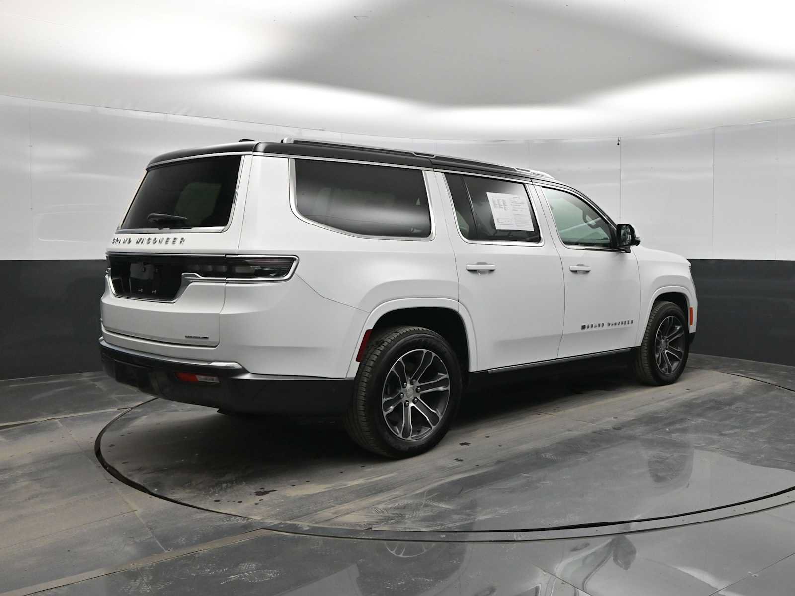 Used 2022 Jeep Grand Wagoneer Series I AWD/4WD image 7
