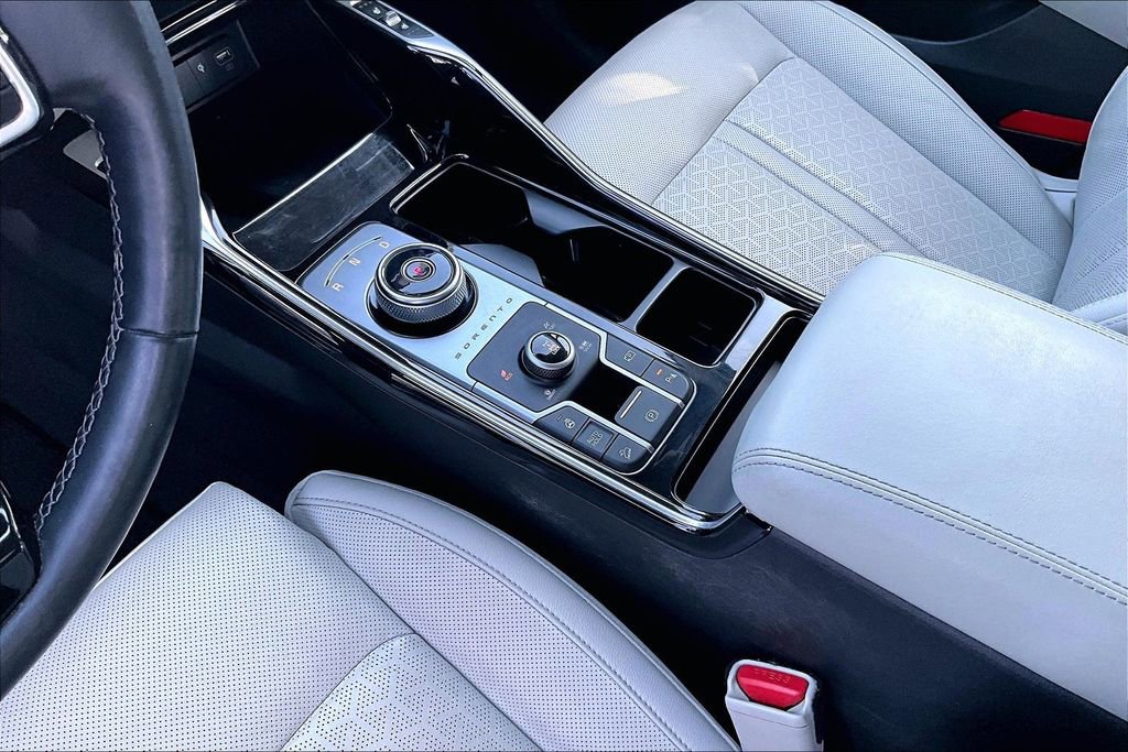 Used 2023 Kia Sorento SX Prestige w/ Panoramic Sunroof Package image 5
