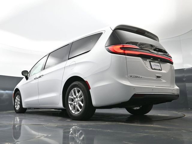 Used 2025 Chrysler Pacifica Select image 48