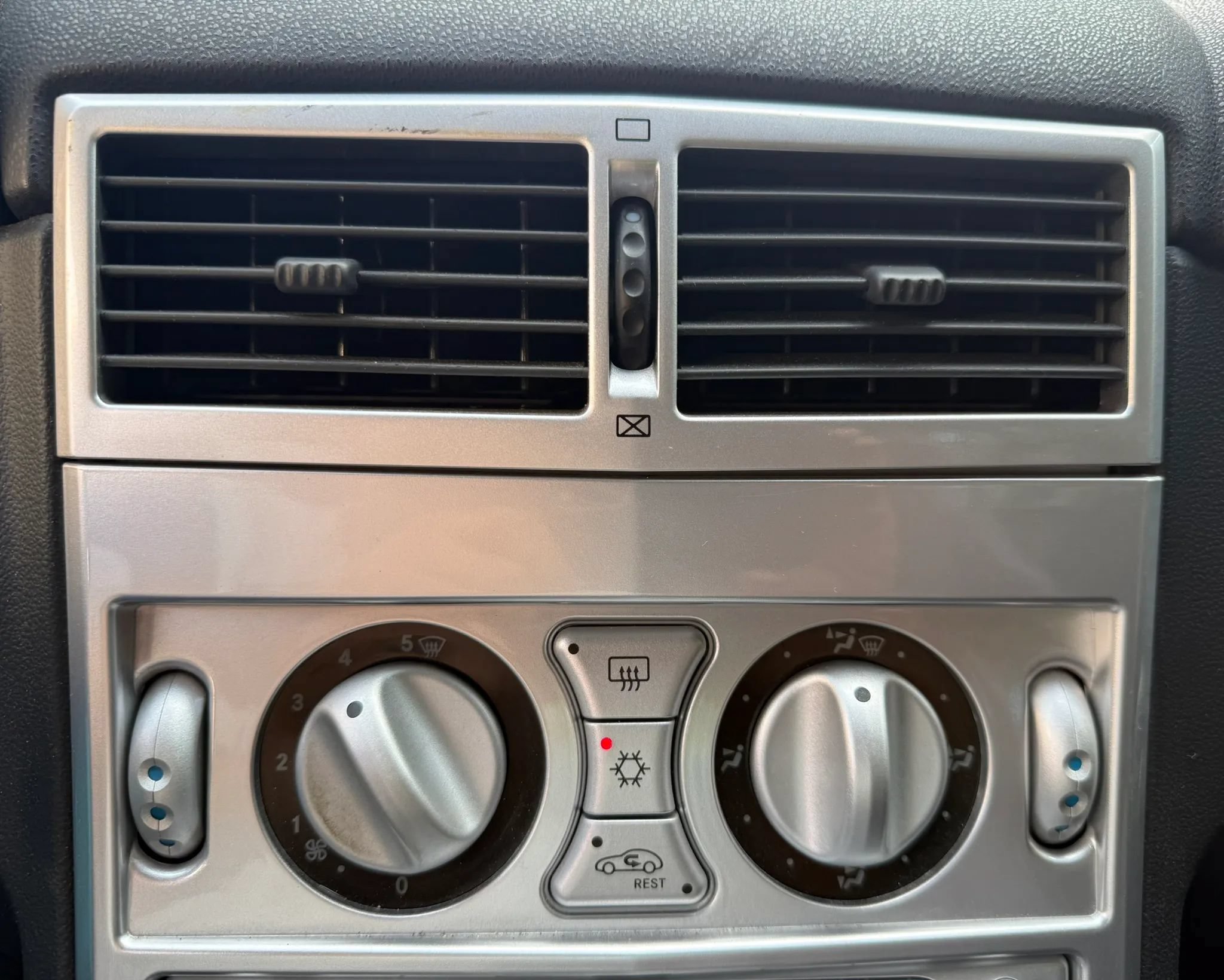 Used 2004 Chrysler Crossfire Coupe RWD image 25