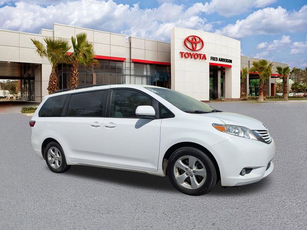 Used 2016 Toyota Sienna LE image 2