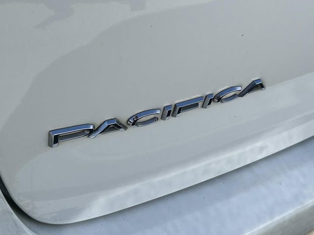 Used 2022 Chrysler Pacifica Touring-L image 6