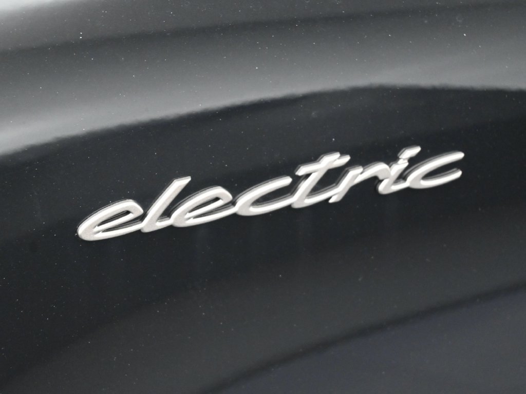 Certified 2025 Porsche Macan Turbo Electric AWD/4WD image 9