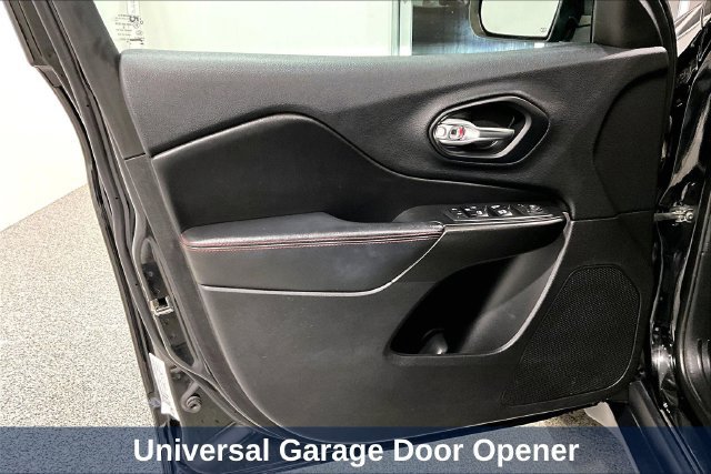 Used 2019 Jeep Cherokee Trailhawk w/ Comfort & Convenience Group AWD/4WD image 26