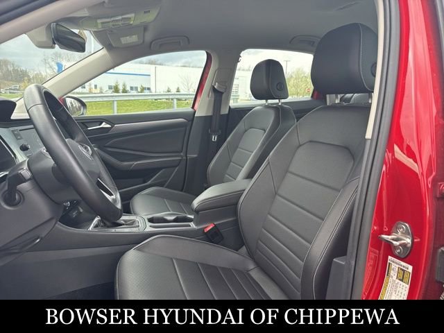 Used 2023 Volkswagen Jetta SE image 2