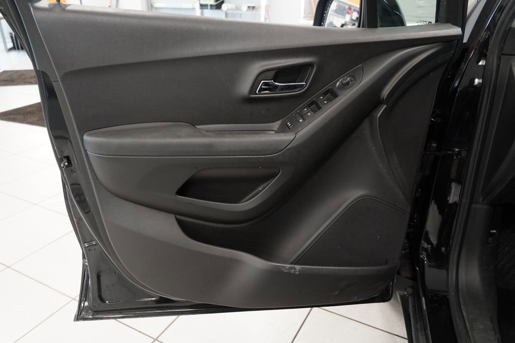 Used 2018 Chevrolet Trax LS FWD image 16