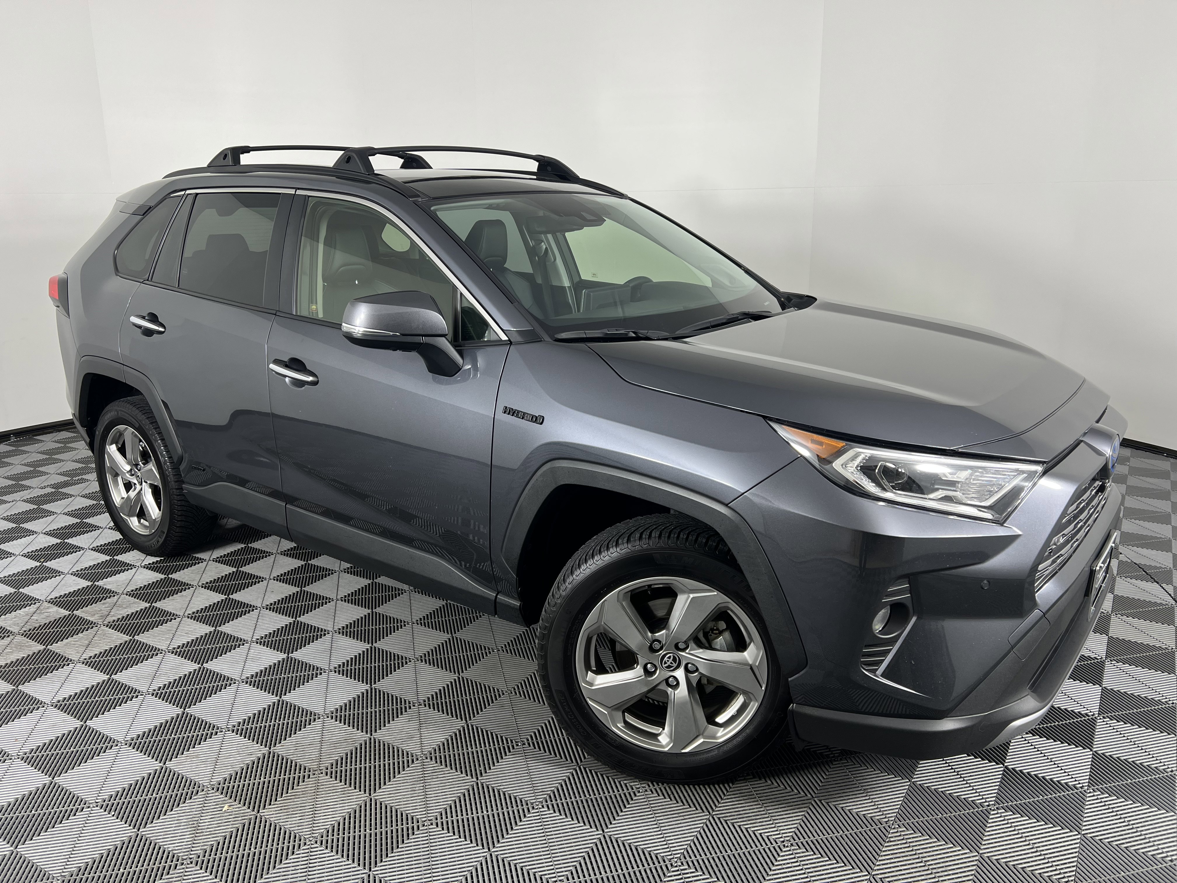 Used 2020 Toyota RAV4 Limited image 2