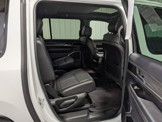 Used 2023 Jeep Wagoneer L Series II w/ Premium Group I image 29