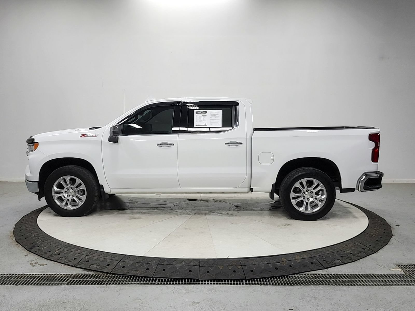 Used 2025 Chevrolet Silverado 1500 LTZ AWD/4WD image 4