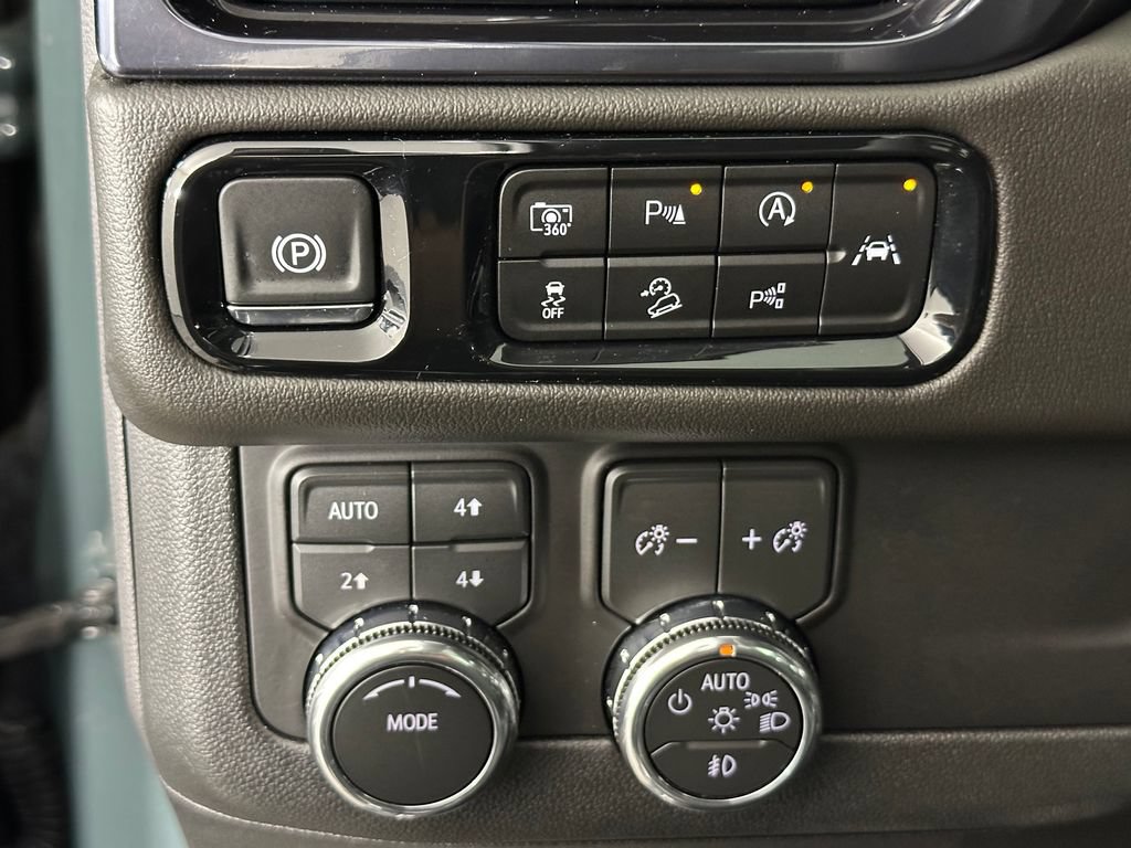 Used 2026 GMC Yukon AT4 w/ LPO, Floor Liner Package AWD/4WD image 29