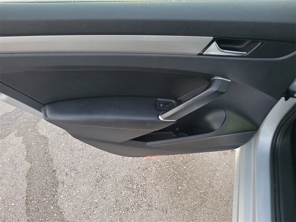 Used 2021 Volkswagen Passat 2.0T SE image 11