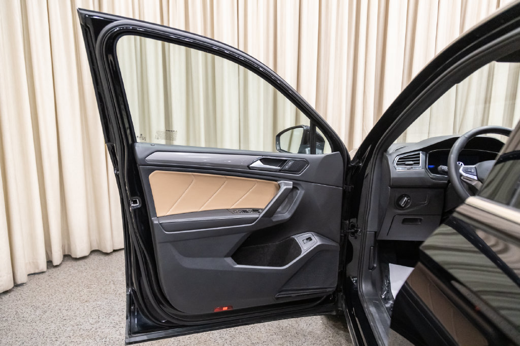 Used 2024 Volkswagen Tiguan SE AWD/4WD image 12