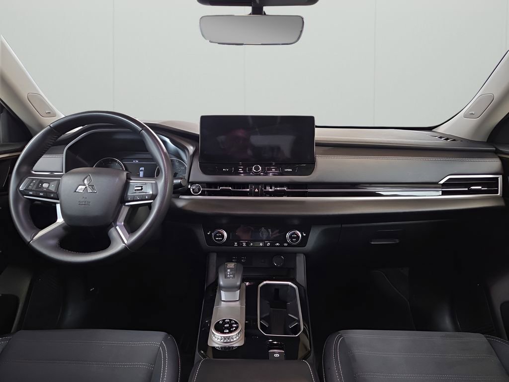 Used 2025 Mitsubishi Outlander SE image 12