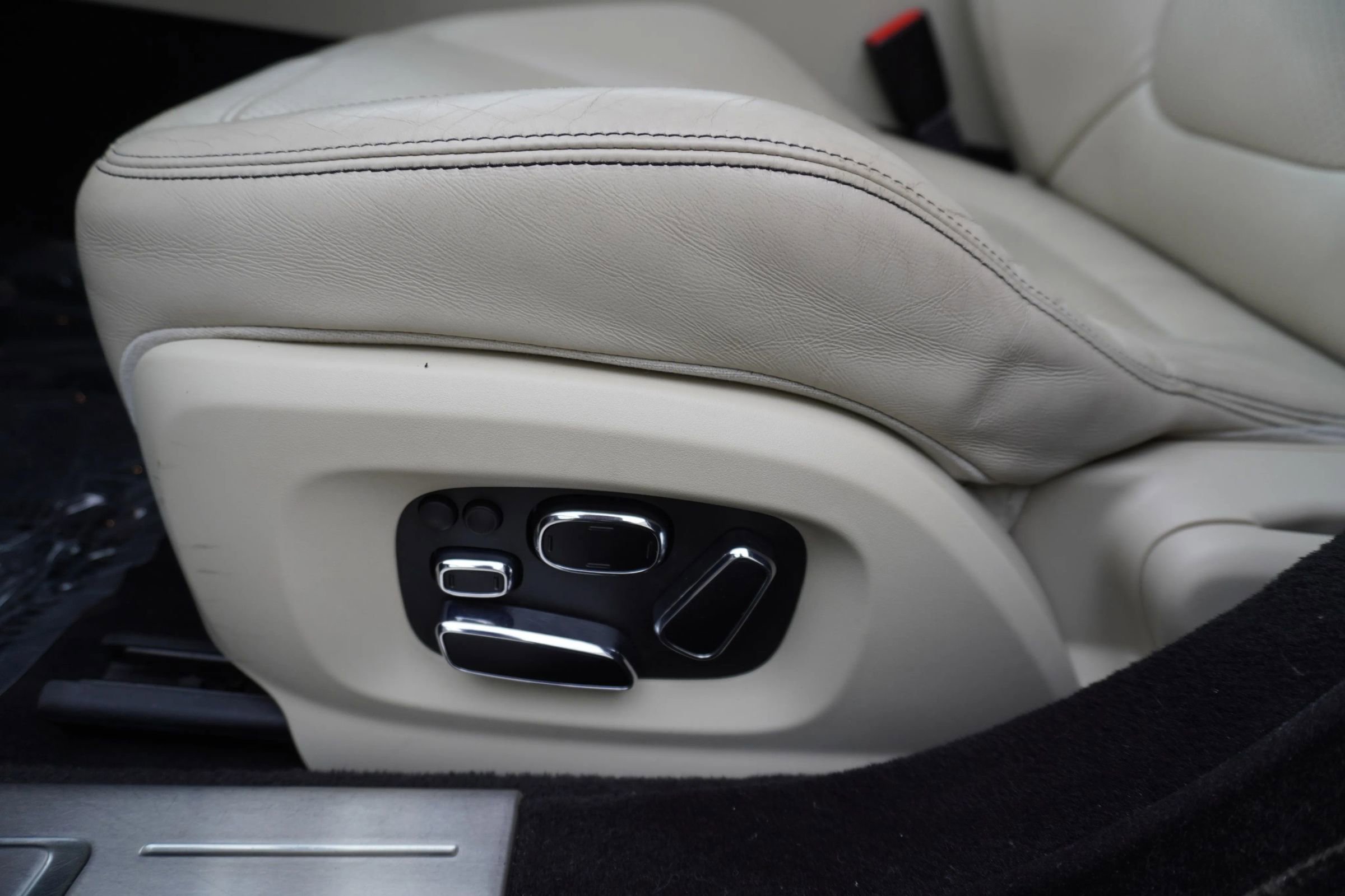 Used 2015 Jaguar XJ image 29