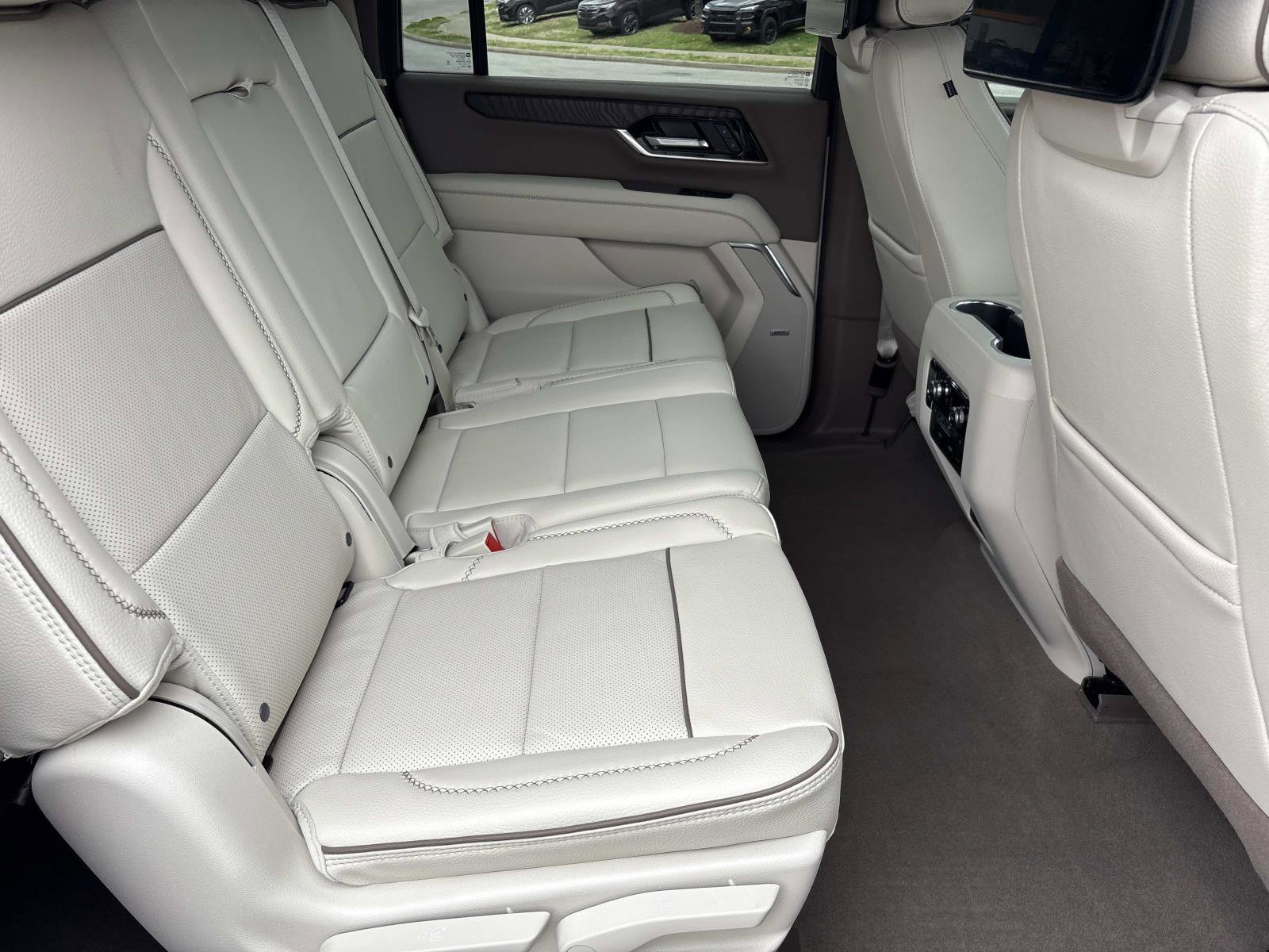 Used 2026 GMC Yukon XL Denali w/ Denali Reserve Package image 33