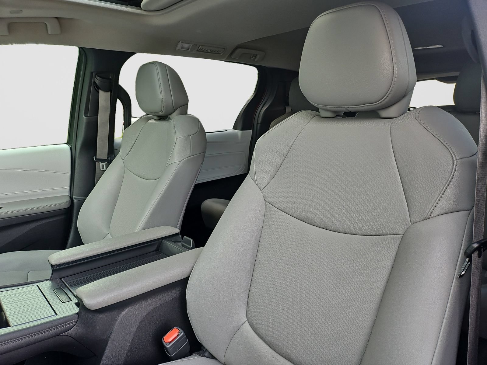 Used 2025 Toyota Sienna XLE FWD image 23