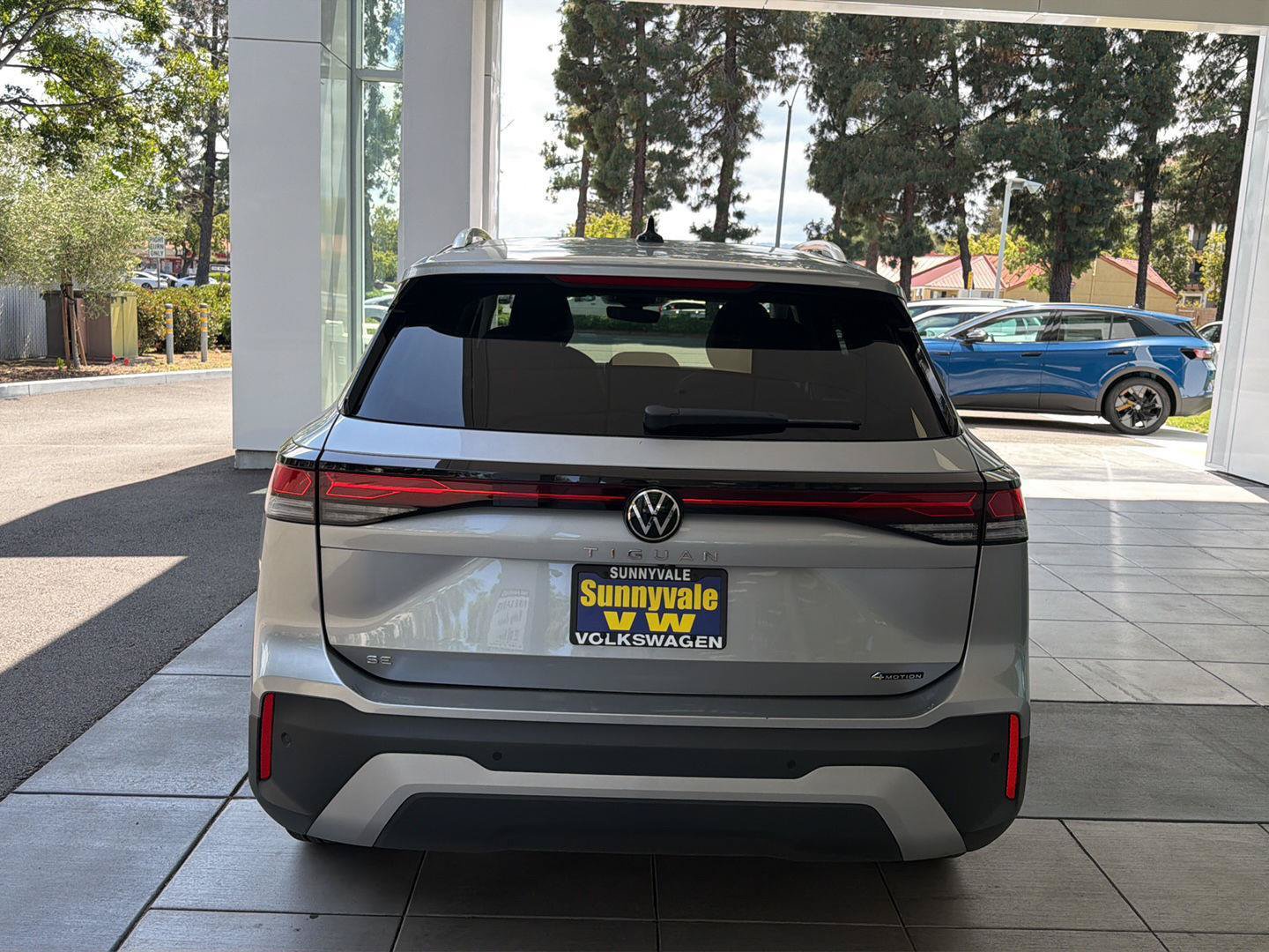Certified 2025 Volkswagen Tiguan SE w/ Panoramic Sunroof Package AWD/4WD image 4