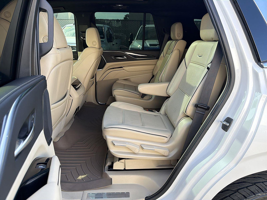Used 2022 Cadillac Escalade Premium Luxury AWD/4WD image 19