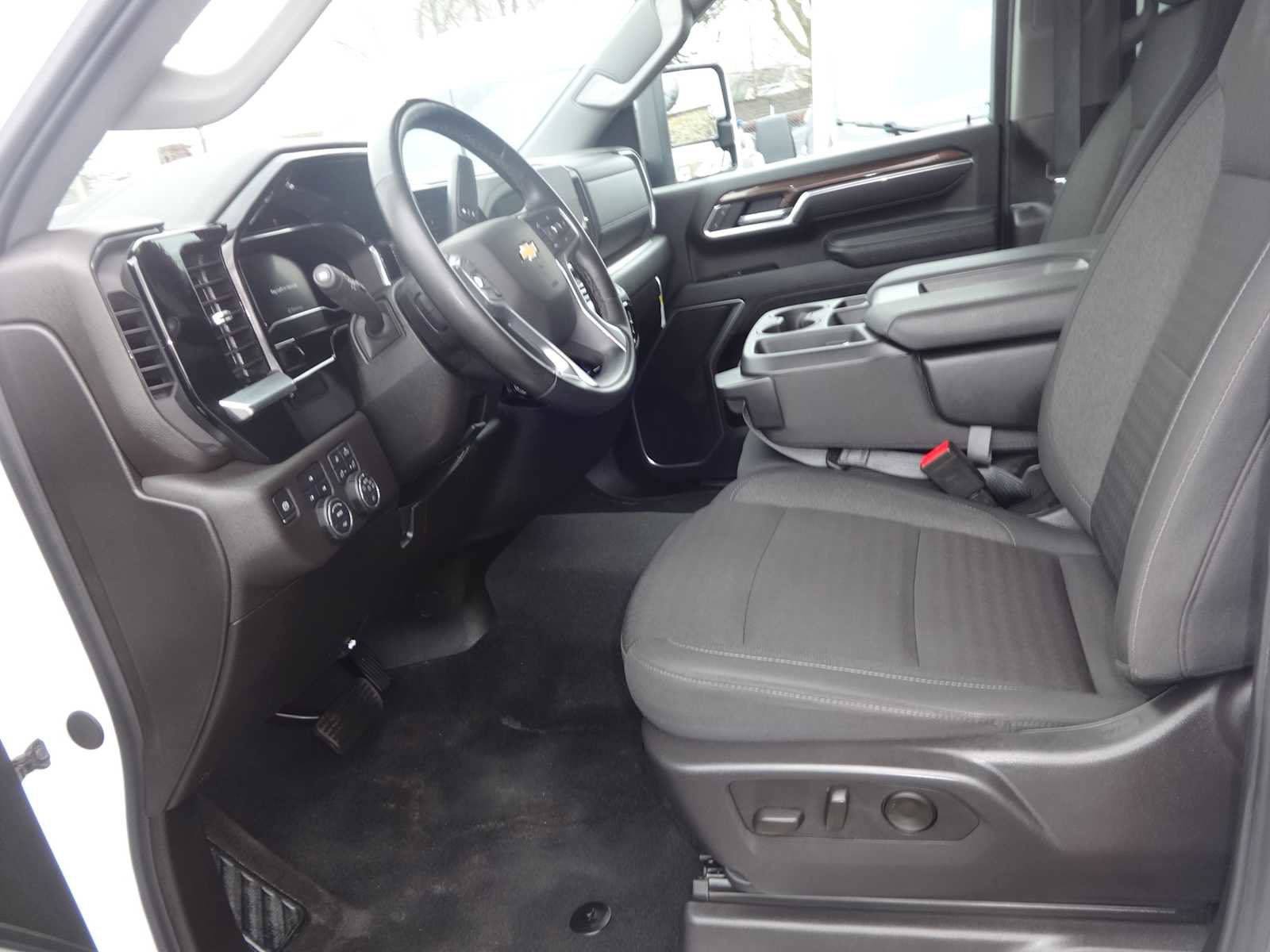 Used 2025 Chevrolet Silverado 3500 LT w/ Safety Package image 16