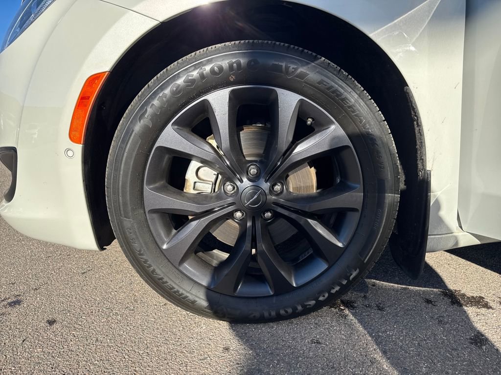 Used 2020 Chrysler Pacifica Touring-L Plus FWD image 26