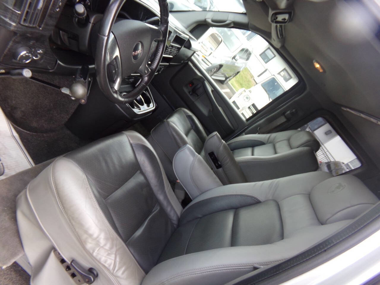 Used 2010 GMC Savana 1500 w/ Preferred Equipment Group image 7