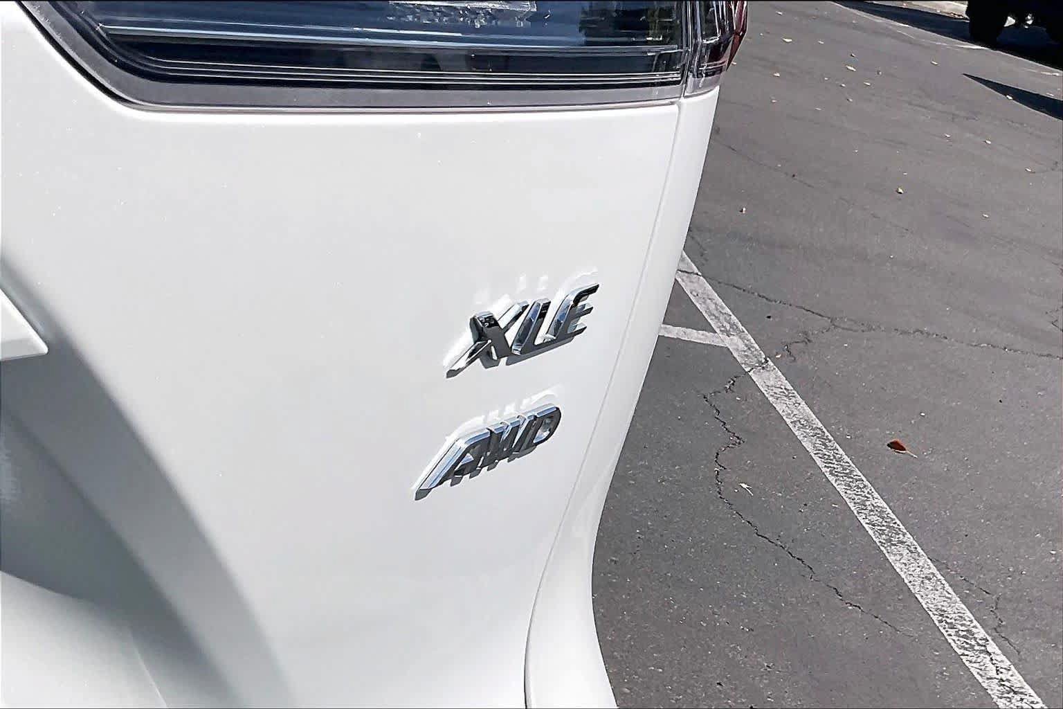 Used 2022 Toyota Corolla Cross XLE w/ Convenience Package AWD/4WD image 9