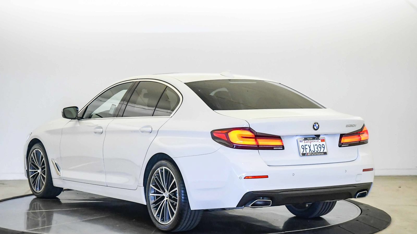 Used 2023 BMW 530i w/ Convenience Package RWD image 2