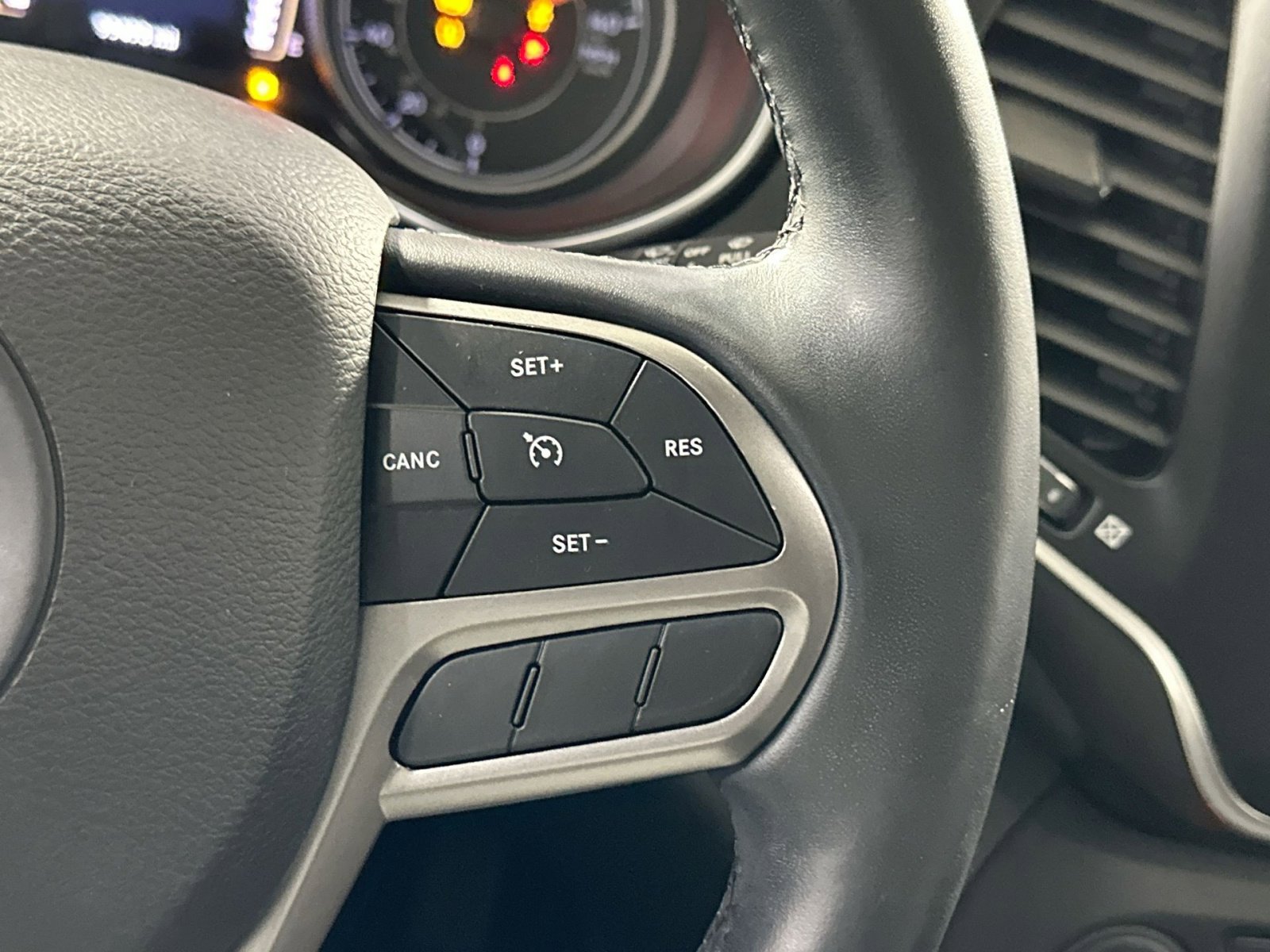 Used 2019 Jeep Cherokee Latitude Plus w/ Comfort/Convenience Group image 19