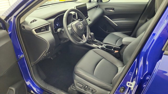 Used 2025 Toyota Corolla Cross XLE w/ Convenience Package FWD image 10