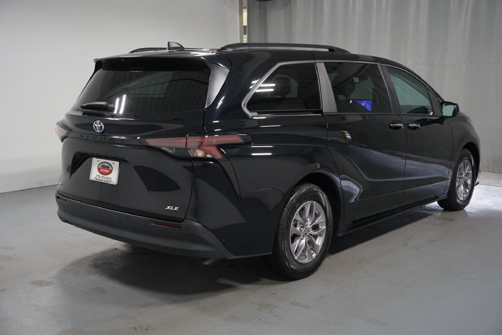 Certified 2025 Toyota Sienna XLE FWD image 8