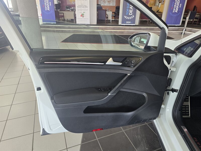 Used 2017 Volkswagen Golf 4-Door FWD image 7