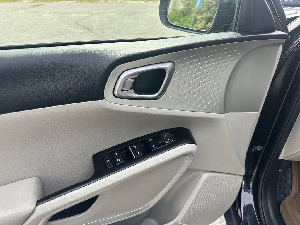 Used 2023 Kia Soul LX w/ LX Technology Package image 12