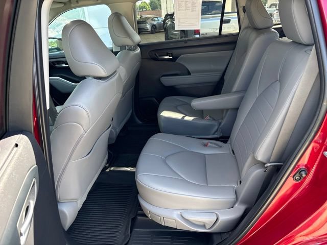 Used 2023 Toyota Highlander XLE AWD/4WD image 26