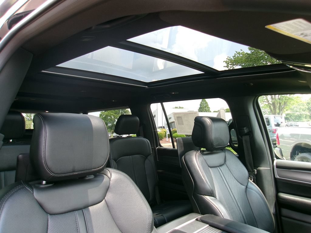 Certified 2024 Jeep Wagoneer L Series II AWD/4WD image 22