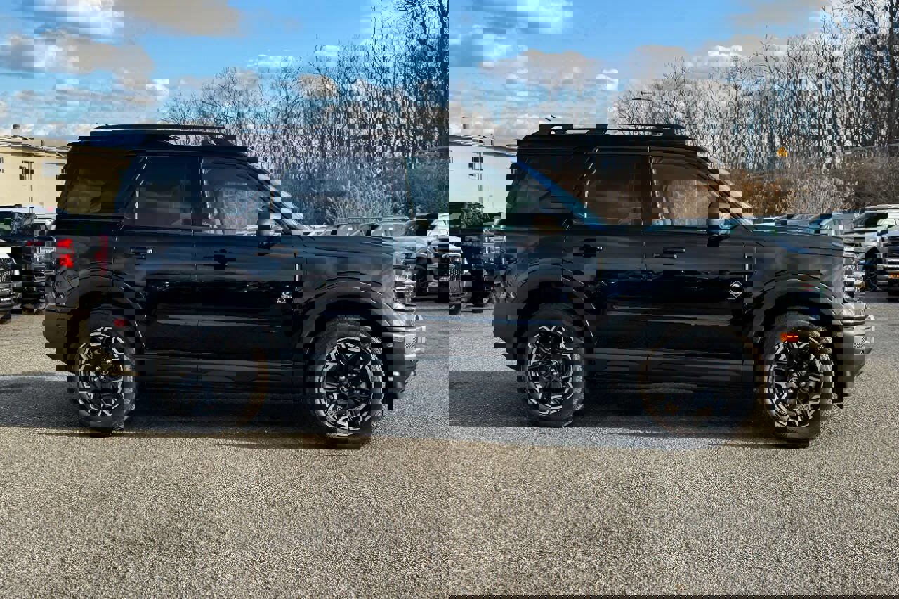 Certified 2025 Ford Bronco Sport Outer Banks w/ Outer Banks Tech Package+ AWD/4WD image 2