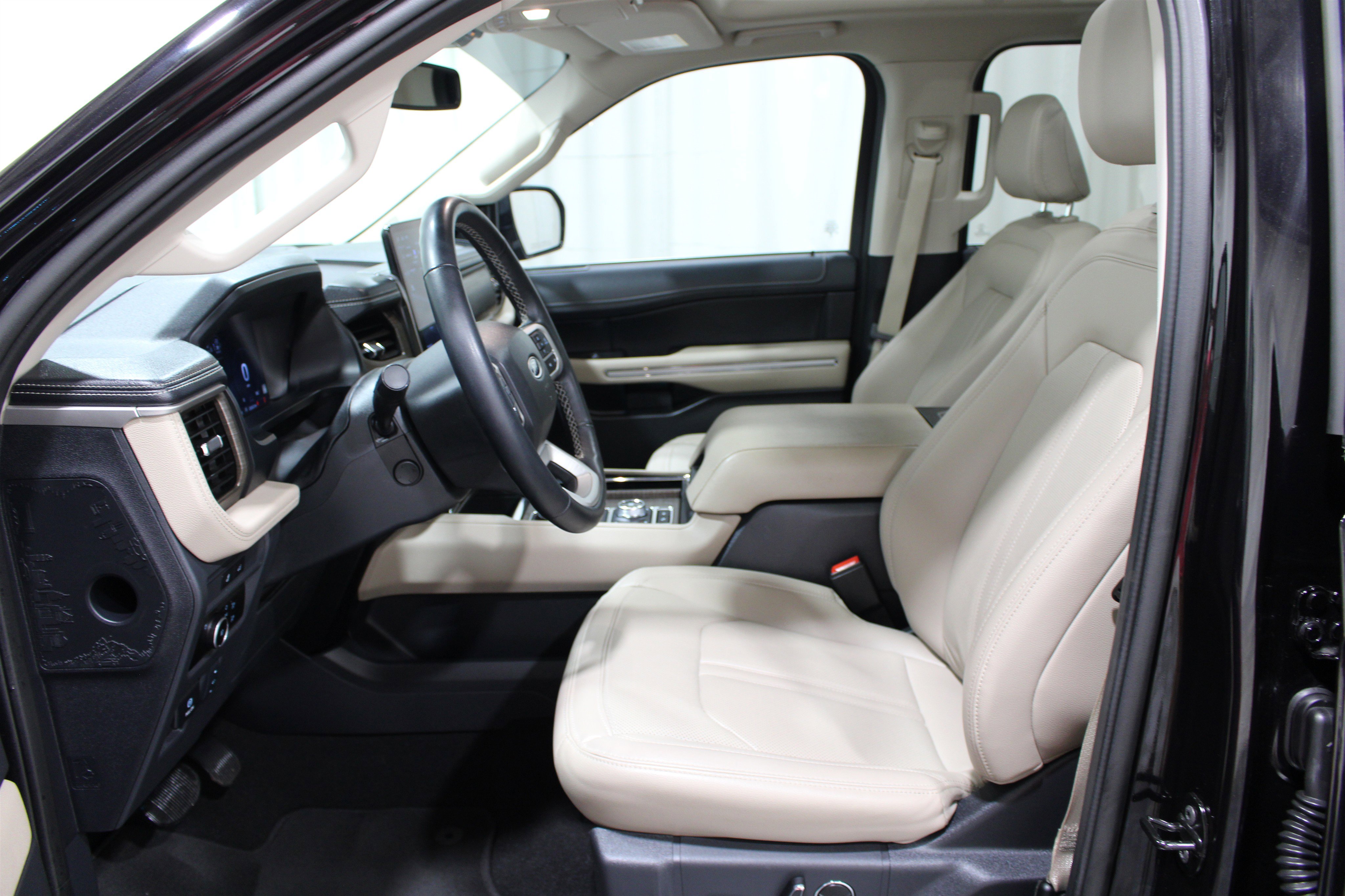 Used 2024 Ford Expedition Limited image 3