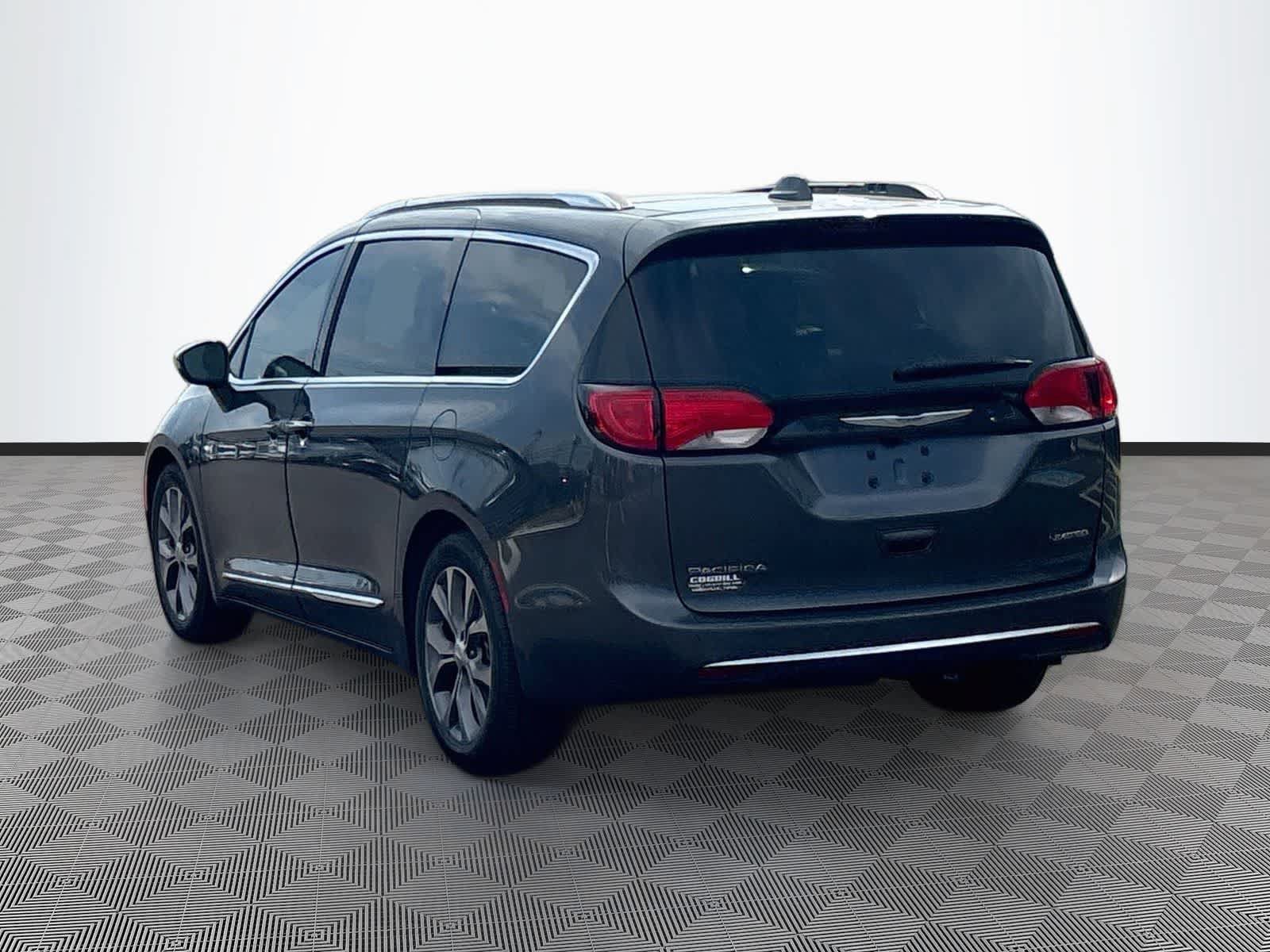 Used 2019 Chrysler Pacifica Limited w/ Tire & Wheel Group FWD image 7