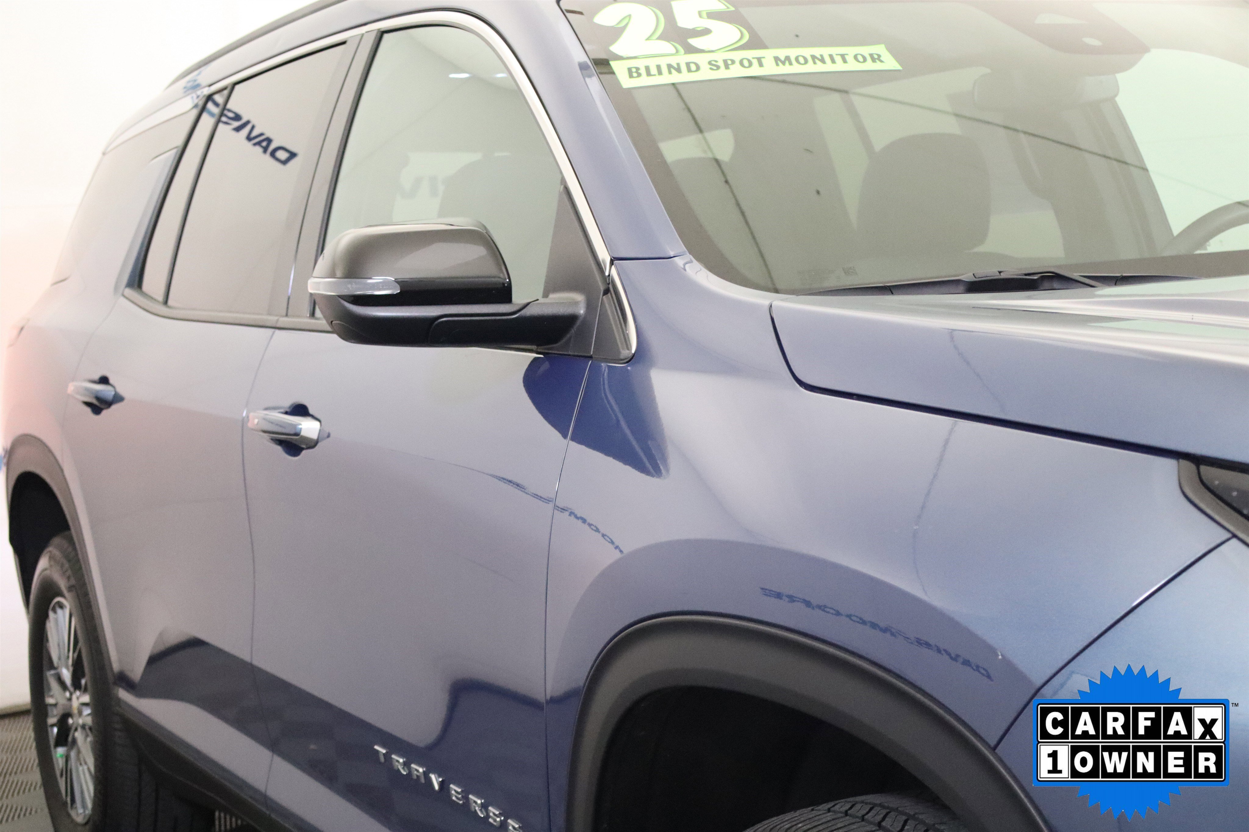 Used 2025 Chevrolet Traverse LT image 3