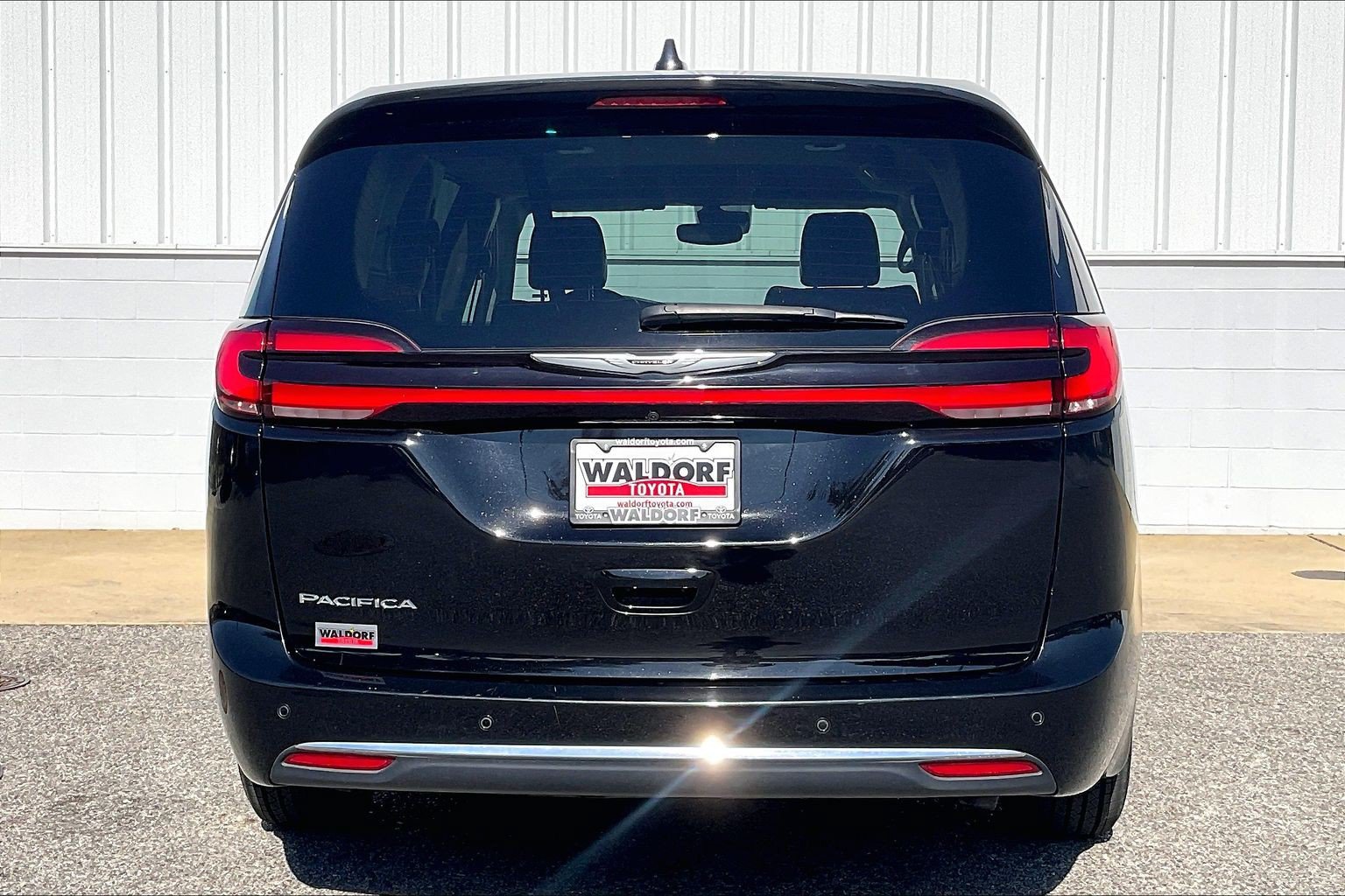 Used 2024 Chrysler Pacifica Touring-L FWD image 5