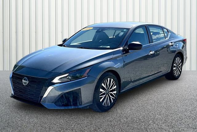 Used 2024 Nissan Altima 2.5 SV FWD image 2